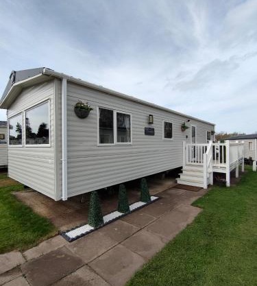 3 Bedroom Stylish Caravan - Vans With Business Sign Not Allowed