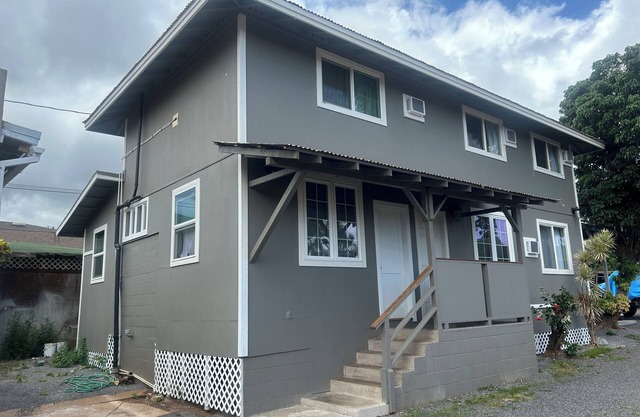 3-bedroom upstairs unit in beautiful Wailuku with AC