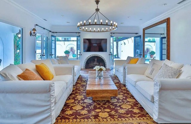 3-bedroom villa in marvelous Los Angeles with 300 People Event Space.