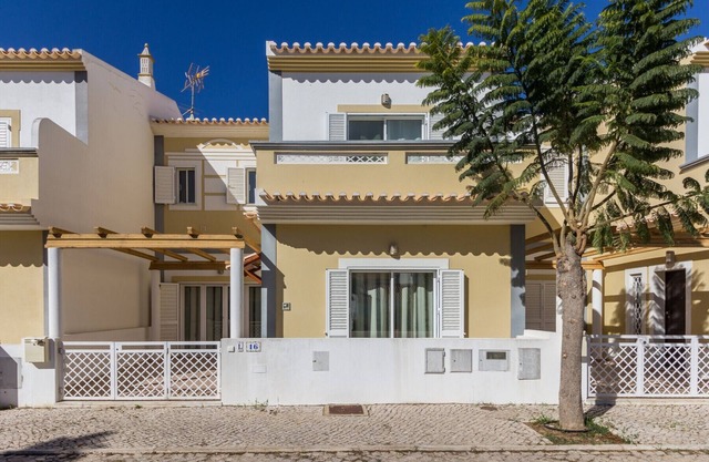 3 bedroom villa with private pool and Wi-Fi by AlgarveManta (25V3)