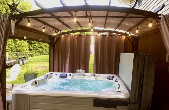 3 Bedroom w/ Hot Tub, Fireplace! Pet Friendly!