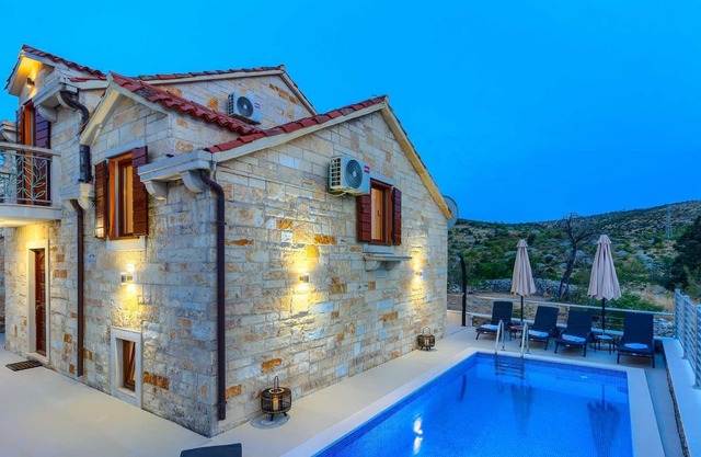 3 bedrooms, 2 bathroom villa with pool and nature views