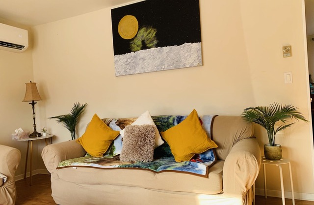 3 bedrooms 5 bed’s upper unit of duplex home