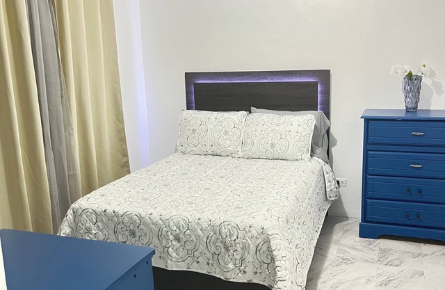 3-BR Cozy Tropical Gem- Walkable- Mins Away from Downtown St Thomas w. AC & WiFi