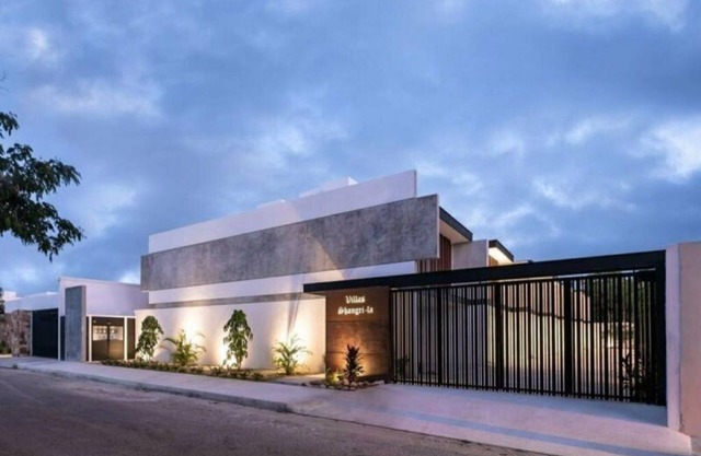 3 BR, Pool, Free Parking Contemporary Home in Nice MERIDA Neighborhood