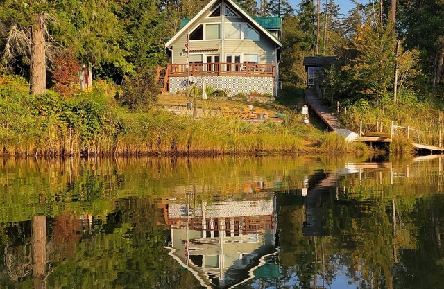 3 BR Waterfront retreat, great deck, beaches, fireplace & game room