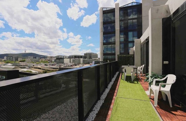 3 BRs topfloor view@Heart of Canberra free parking