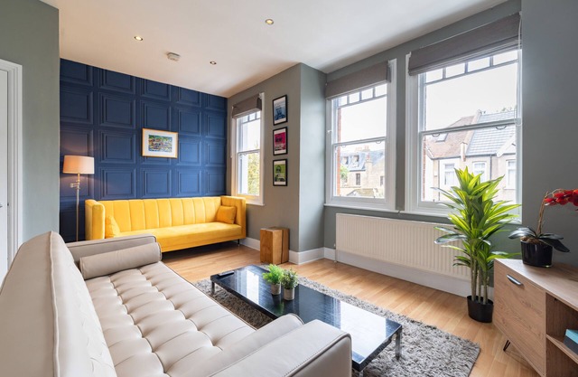 3 DBL BEDROOMS FAMILLY APT CLOSE TO NOTTINGHILL AREA KING SIZE BED IN MASTER