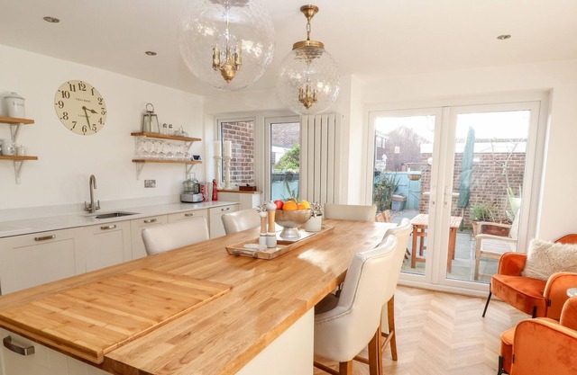 3 EATON MEWS, family friendly, character holiday cottage in Chester