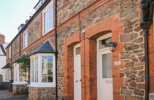 3 LOWERBOURNE TERRACE, pet friendly, with a garden in Porlock