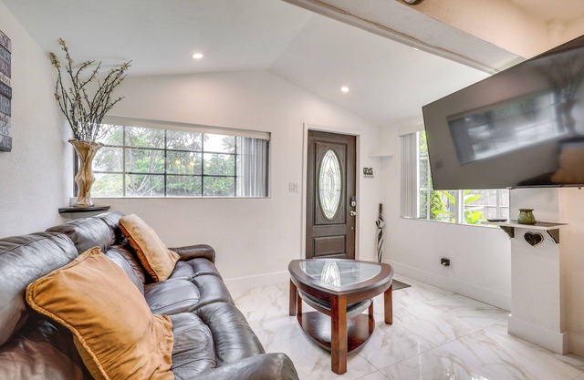 3 Mi to Beach: Hollywood Treehouse w/Deck & Yard!