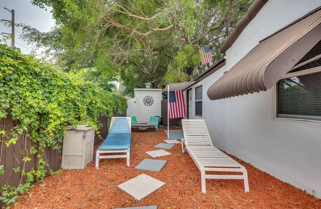 3 Mi to Beach: Hollywood Studio w/Yard!