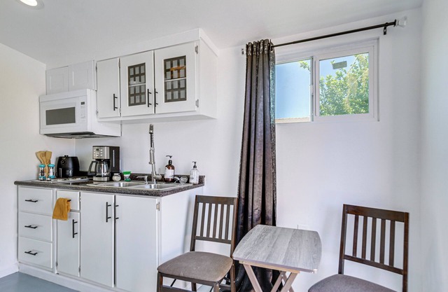 3 Mi to Coachella: Quaint Studio w/Shared Yard!