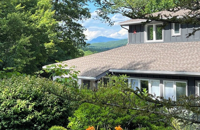 3-min to Linville Falls. Beautiful home-3 BDRMs on 13 acres. Best breakfast.