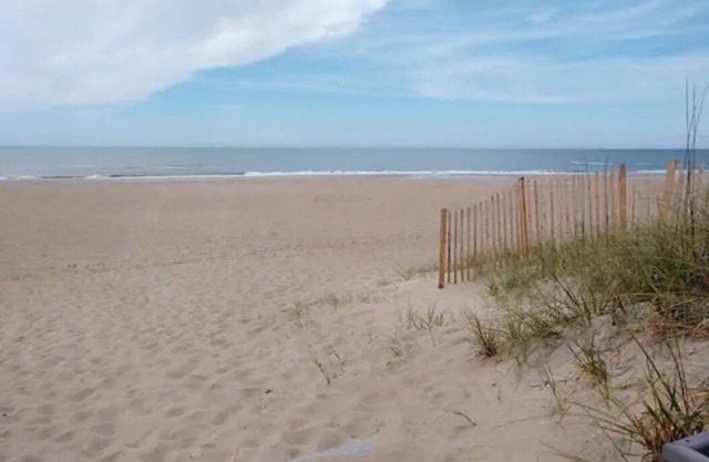 3 Minute walk to the ocean, Overlooks the pool!
