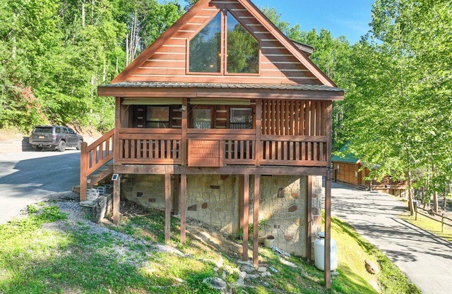 3 Minutes From Parkway and Smoky Mountain National Park Entrance