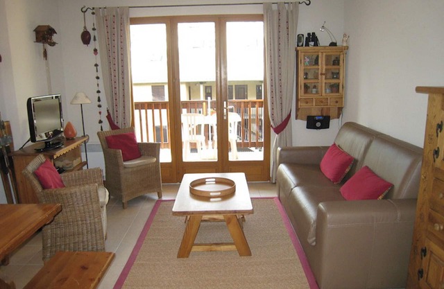 3-Room Apartment for 6 in Serre Chevalier with Balcony, Parking, near Pistes and Free Shuttle