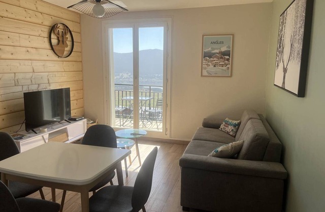 3-room apartment with balcony, WiFi, parking, near station, Les Angles