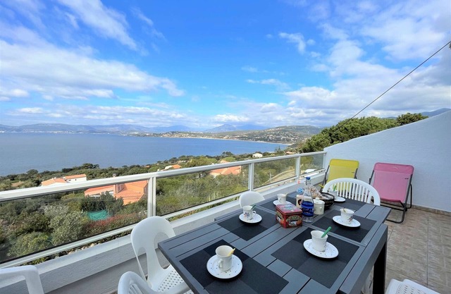 3-room apt with terrace and sea view, 500m from the beach