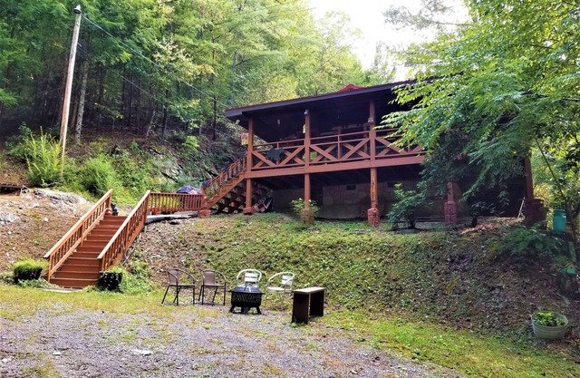3+Secluded Acres for Dogs & Kids-Off Wears Valley Rd-Close to PF-Hot Tub-Firepit