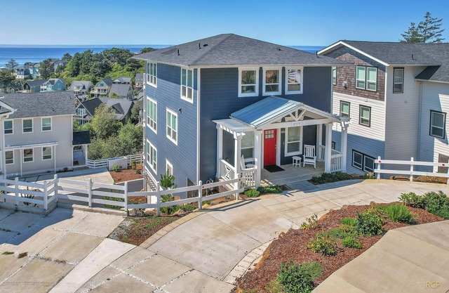 3 Sky-High Ocean-View Decks, Hot Tub, 2 King Suites in this Olivia Beach Beauty!