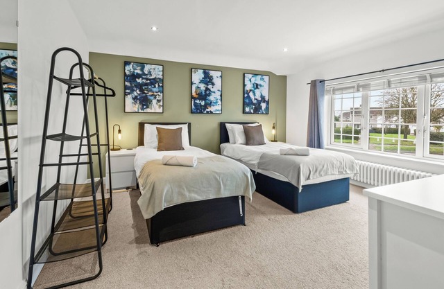 3 Spacious Twin Bedrooms, Games room, 6 Mins from M1