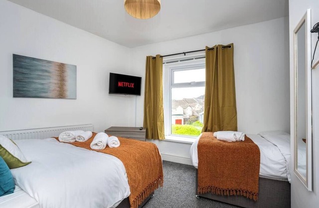 3 Storey House, 2 Bathrooms, Smart Tv's all rooms!