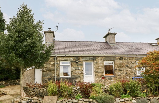 3 TAN Y COED, pet friendly, character holiday cottage in Tremadog
