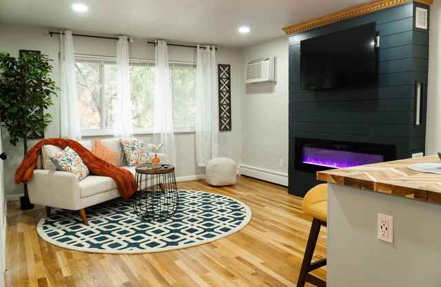 30 Day + Stay, 2B/1B w/Indoor Garage, Wet Bar