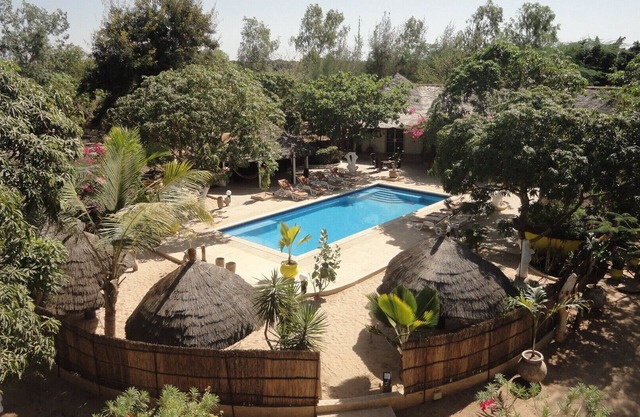 300 m² LODGE with swimming pool and 5 suites on 1 hectare, 5 minutes from the beach.