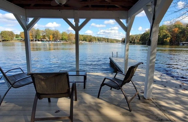 3000 sqft. Waterfront house, Private Beach/Dock w/300+ ft Private Waterfront