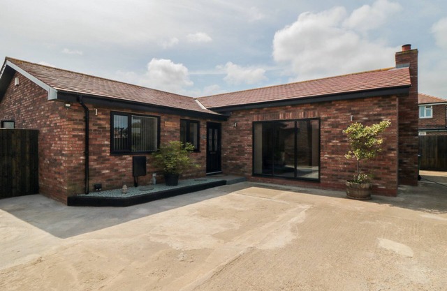 31A THE GREEN, pet friendly, with open fire in Scalby