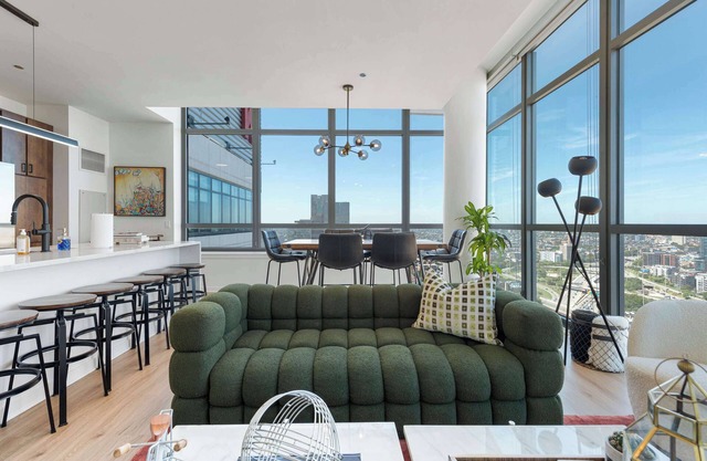 33rd-Floor Penthouse with Breathtaking Views