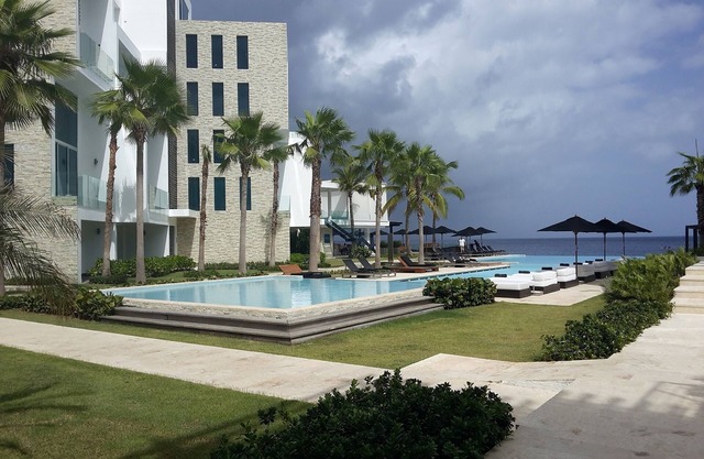 3BD luxury beachfront condo with gym, elevator, infinity pool. Reduced rate!