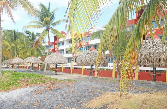 3BDRM Beachfront Condo W/Ocean and Mountain Views-Beautiful-Sleeps 2-6