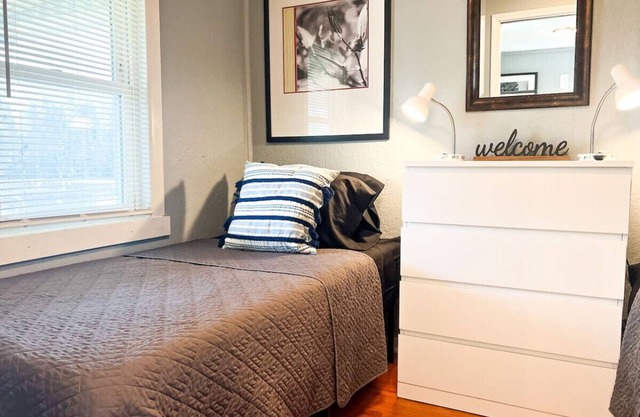 3BR, 5 Beds, Sleeps 7, Large Off-Street Parking