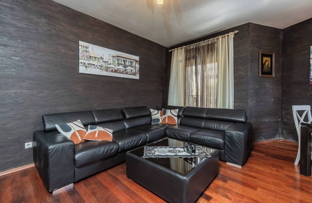 3BR Apartment with Free Pool and Parking Dobrota