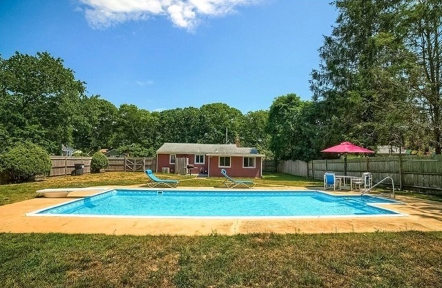 3BR Cape House w/Big Pool in Fenced in Back Yard, A/C, Outdoor Shower, WiFi, TV