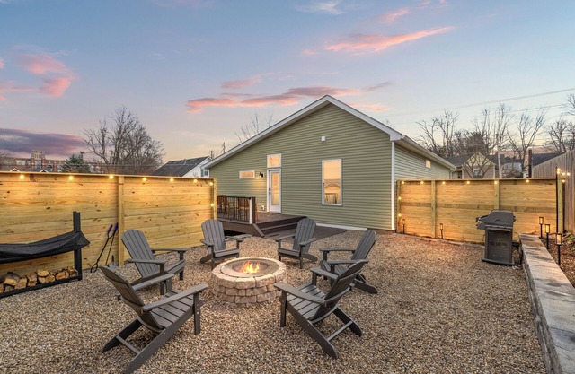 3BR Cottage Near Horse Park - Fire Pit, Walkable to Downtown, Pet-Friendly