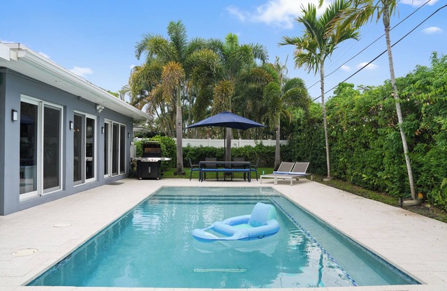 3BR Home w/Heated Pool, BBQ & Lounge — 1 Mile to Fort Lauderdale Beach!