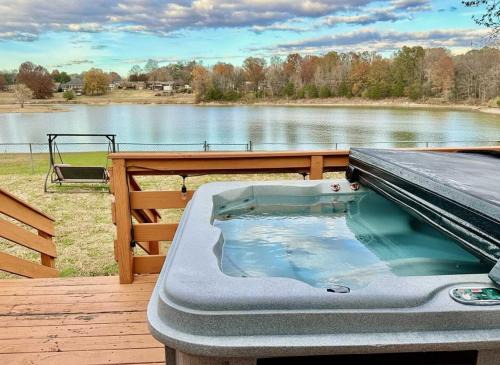 3BR Lakefront in Nashville with BBQ & Hot Tub