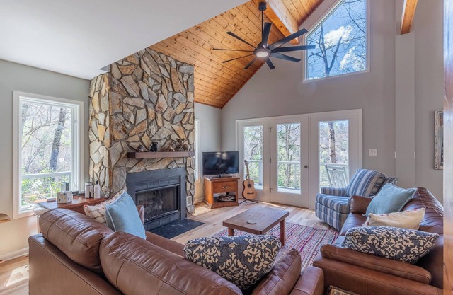 3BR Lakefront w/Dock, Hot Tub, Game Room + EV