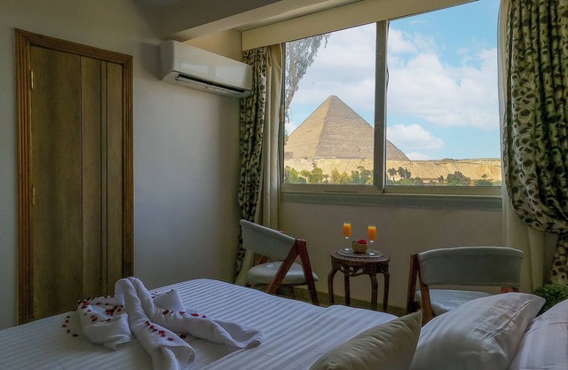 3BR Luxury Golf View Apt – Steps from the Pyramids