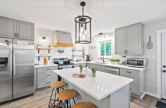 3BR Retreat Close to Beaches & Dining Sleeps 6 Pet-Friendly Full Kitchen