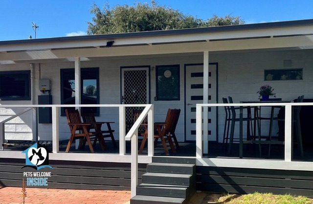 3BR Updated Coastal Beach House in Funky Port Elliot
