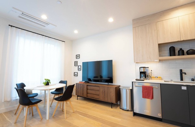 3min Walk to Capitol Hill Station - Modern 3BR/3BA Townhome