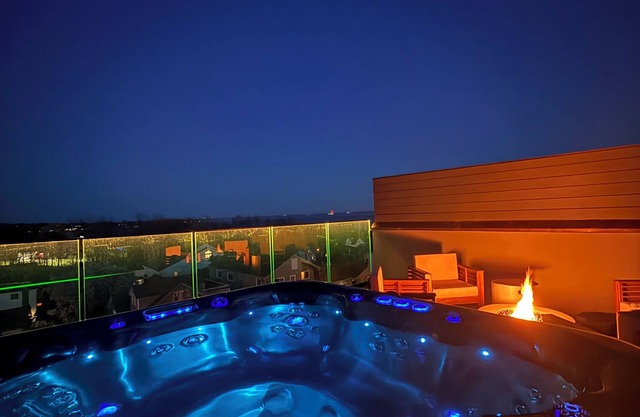 4-bd modern luxury water view townhome with hot tub close to beach