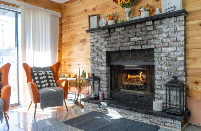 4 BD Mountain Oasis with Hot Tub & Fireplace near Camelback