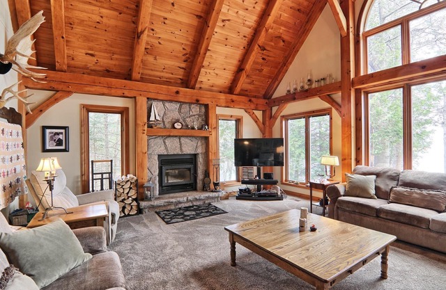4 bdrm, 2 bath, Lake Muskoka Cottage, Boat Port, Sun Deck, Hot Tub!