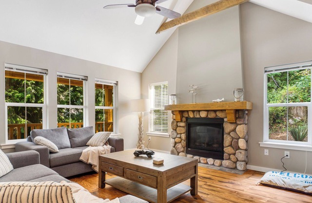 4 Bed Cottage at Cultus + Pool & Private Hot Tub